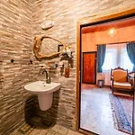 Azalea Terrace Cave Otel *